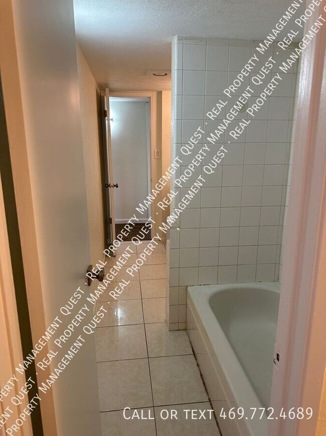 Building Photo - 5105 Sandalwood Ln