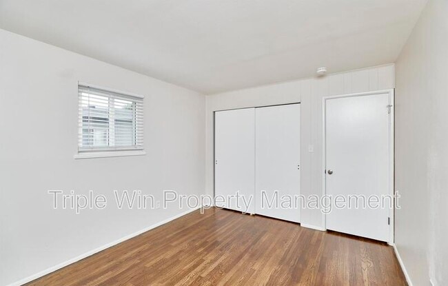 Building Photo - 803 Holiday Ave