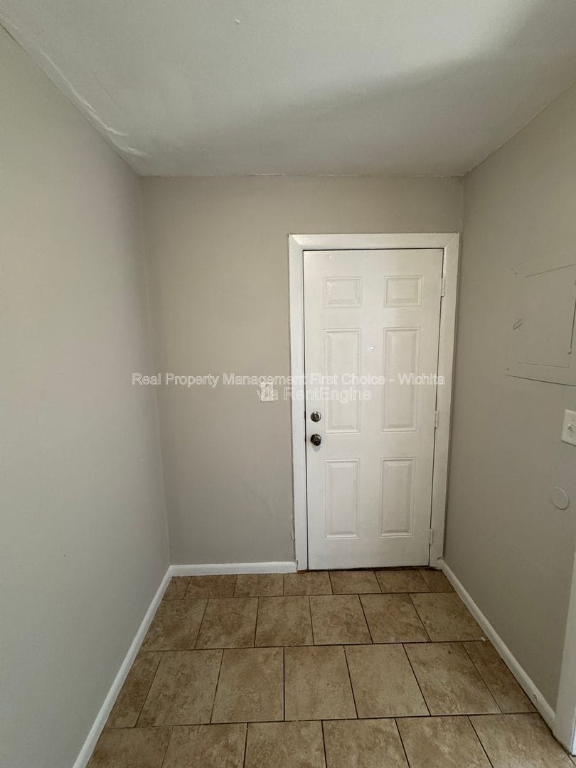 Building Photo - 1630 S Mission Rd