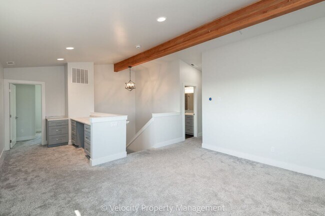 Building Photo - Stunning Home in Eagle Crest Resort Commun...