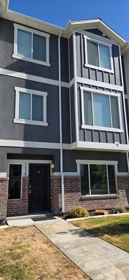 Building Photo - Come check out this beautiful 3 story town...