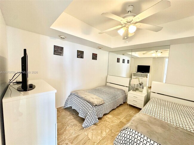 Building Photo - 16425 Collins Ave