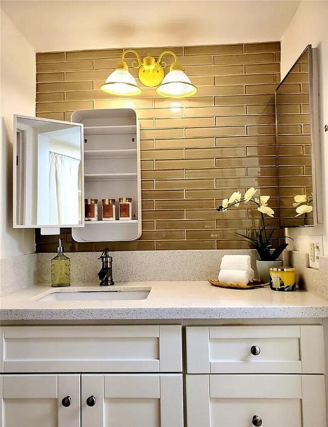 Building Photo - 465 S Los Robles Ave