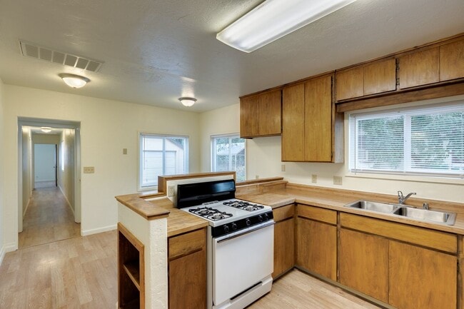 Building Photo - Charming 3 Bed 2 Bath Home in Chico!