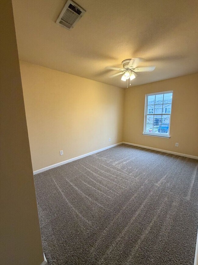 Building Photo - 150 Iron Horse Dr E