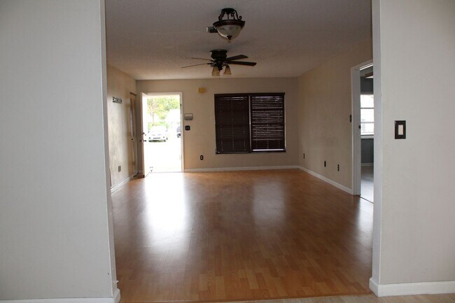 Building Photo - A charming 2-bedroom, 2-bathroom home located in the vibrant community of Spring Hill