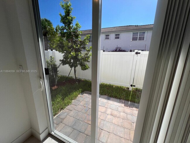 Building Photo - 109 SW 170th Ave