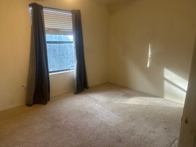 Building Photo - 720 N 6th Dr