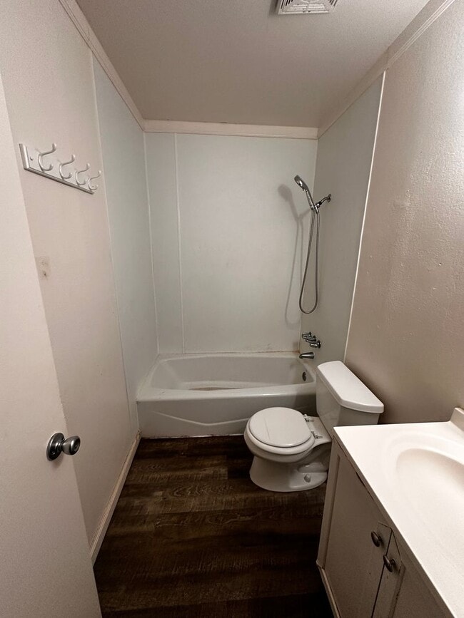 Building Photo - 3 Bedroom 1.5 Bathroom Condo
