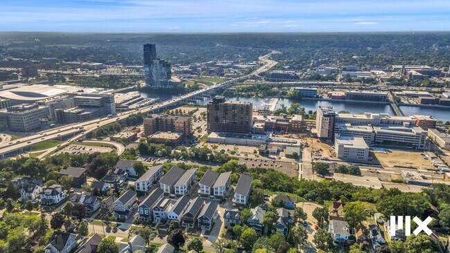 Building Photo - Two Bedroom Condo on Lookout Hill in Grand Rapids!