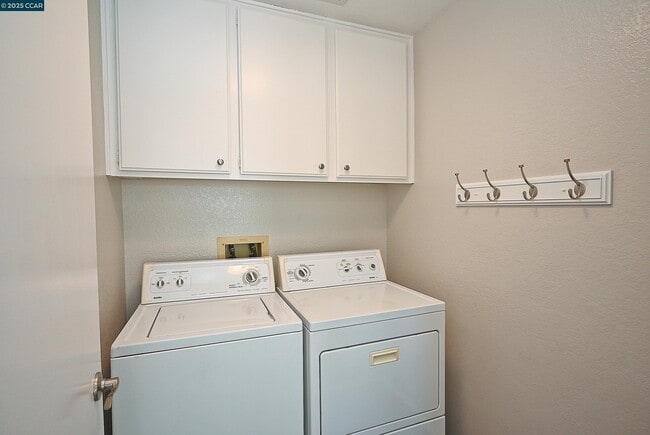 Building Photo - 27 Shepardson Ln