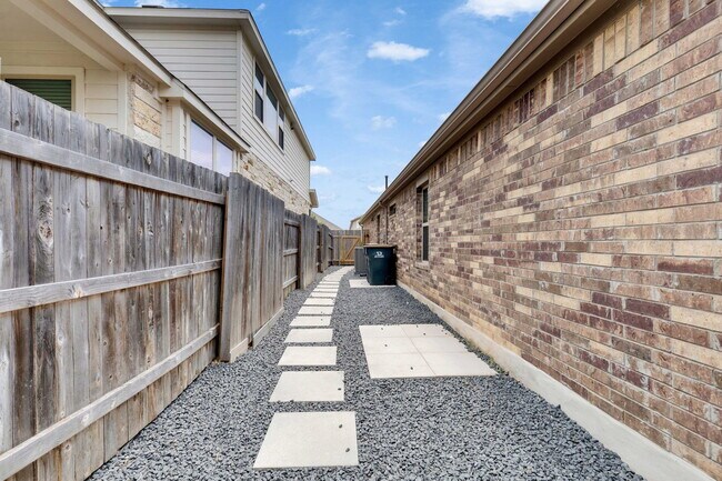 Building Photo - 175 Short Leaf Dr