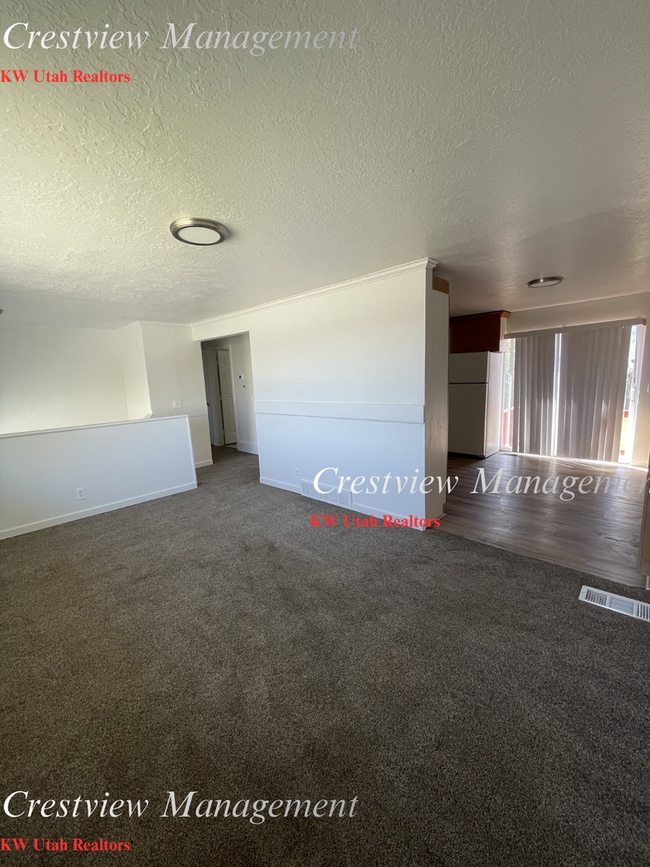Building Photo - Spacious Home in Magna – Convenient Location! 1st month's rent free!