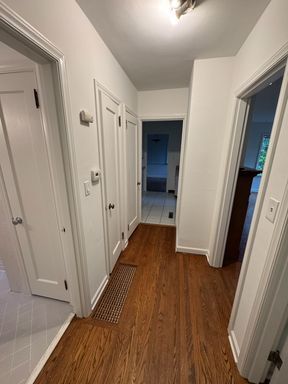 Building Photo - Freshly Painted Large Queen Anne Home! $3495