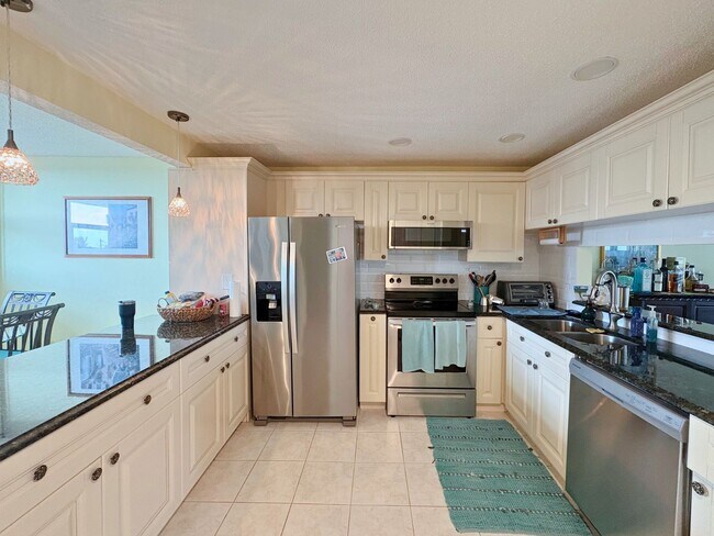 Building Photo - Calling All Snowbirds! 2-Bed, 2-Bath Condo...