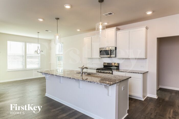 Building Photo - 558 Hillpark Ln