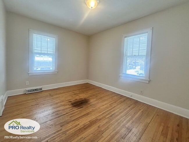 Building Photo - 4001-4003 N Bryant Ave