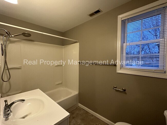 Building Photo - Cute Three-Bedroom with Large Deck!