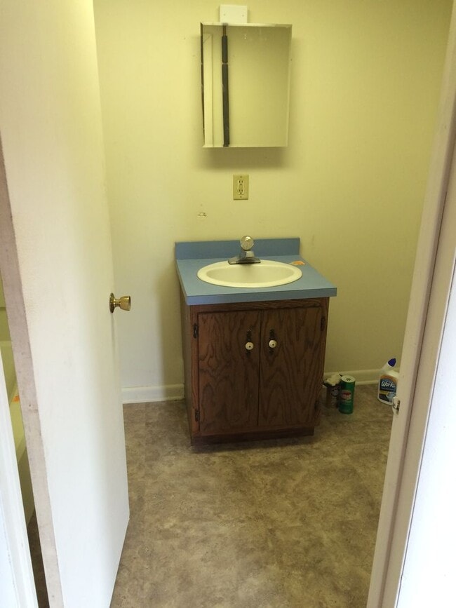 Building Photo - Three bedroom in Columbia