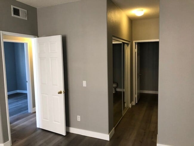 Building Photo - Beautiful 3 bedroom 2 bath Townhome across...
