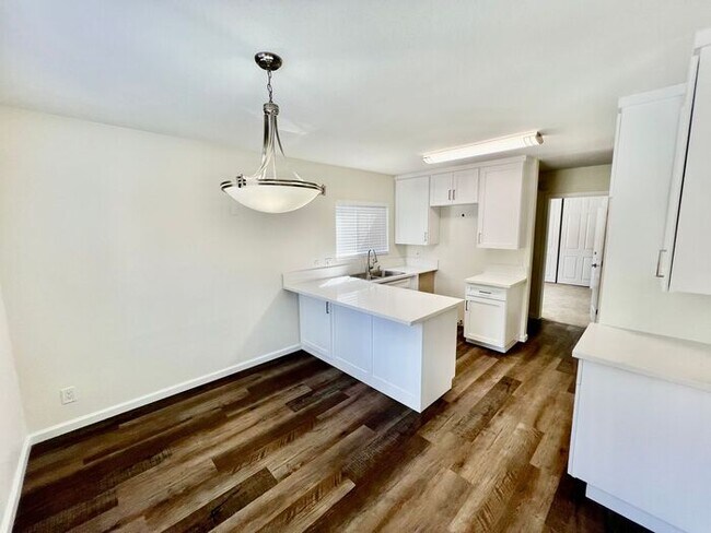 Building Photo - Beautifully remodeled 2 bedroom, 1.5 bathroom condo!