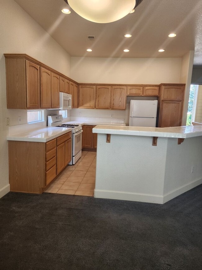 Building Photo - Beautiful Three Bedroom in the Golf Cou...