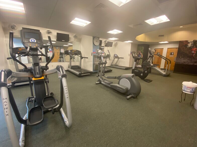 Building Photo - 33 Pond Ave