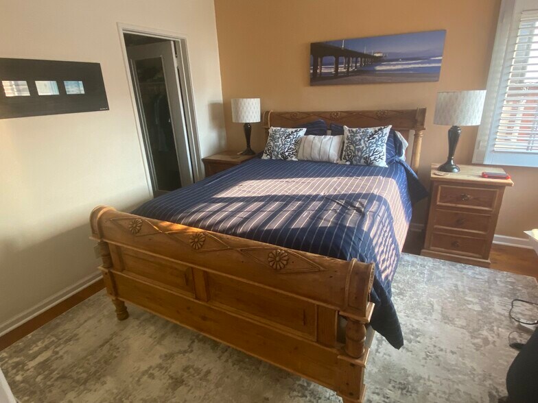 west bedroom with walk-in closet - 112 19th St