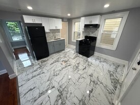 Building Photo - 15 Hallock St