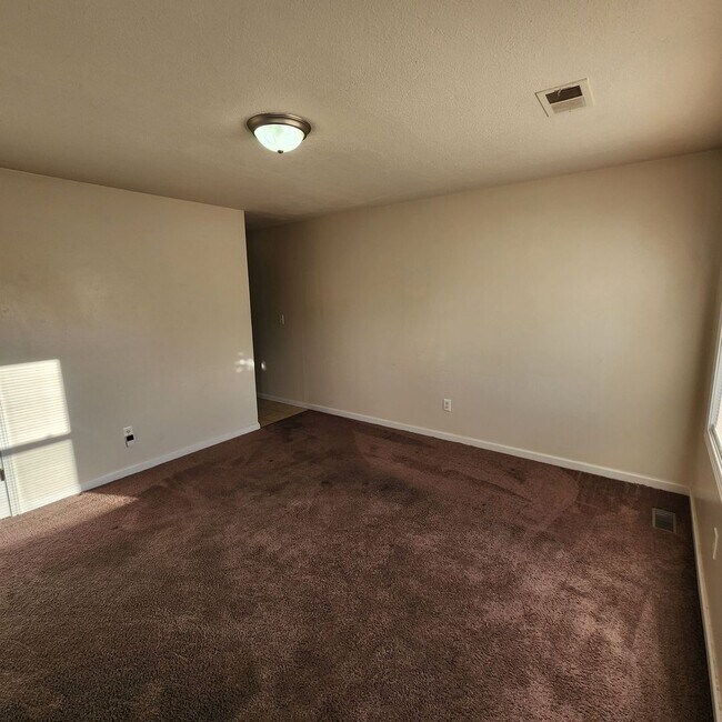 Building Photo - 2 Bedroom, 1 Bathroom Duplex Unit in Indep...