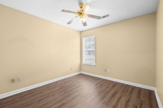 Building Photo - 7782 Shadowland Dr