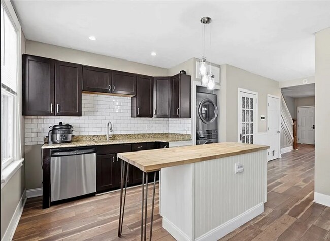 Building Photo - Charming 2 bedroom/1.5 bathroom updated home-Mt. Washington