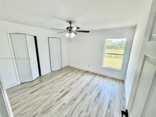 Building Photo - 272 SW Oakridge Dr