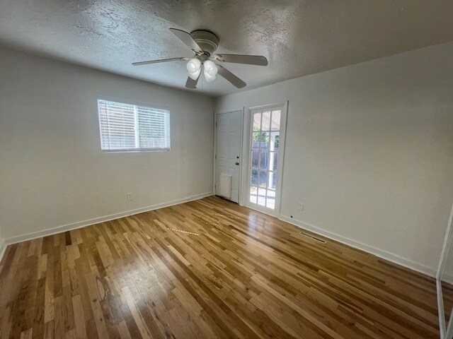 Building Photo - 4 Bed 1.5 Bath in Prime Bench Location!