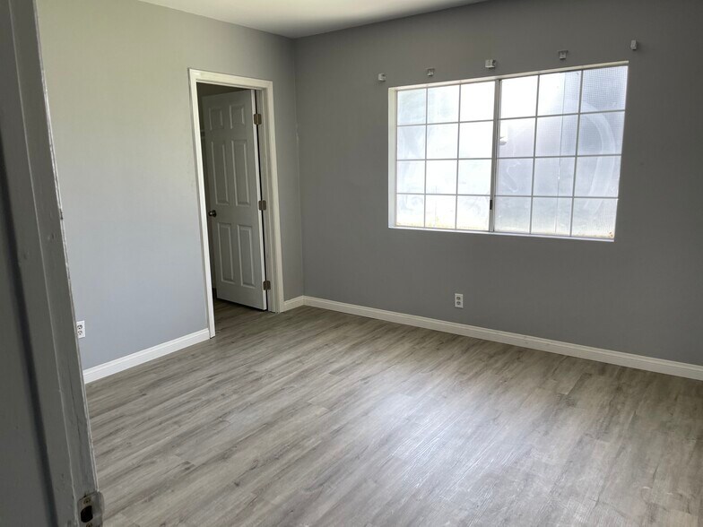 Master with walk-in closet - 15013 Hartsook St