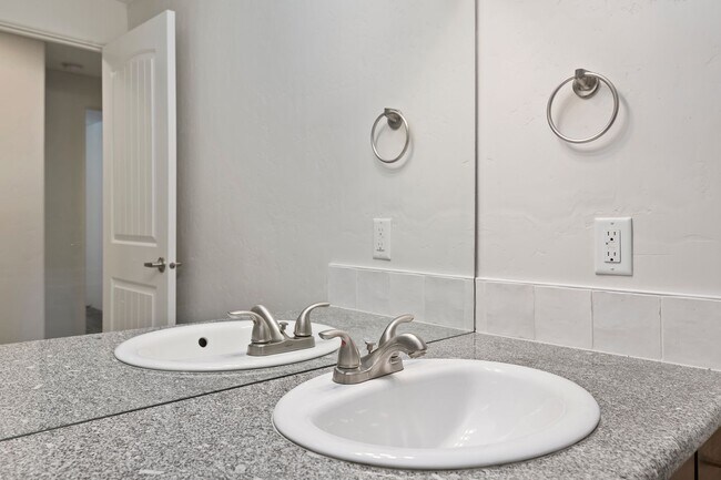 Building Photo - Exceptional Apartment Living in Boise’s North End