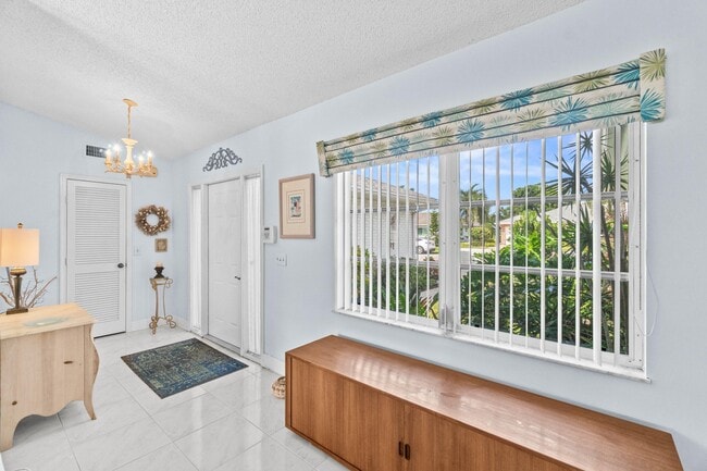 Building Photo - 10990 Greentrail Dr S