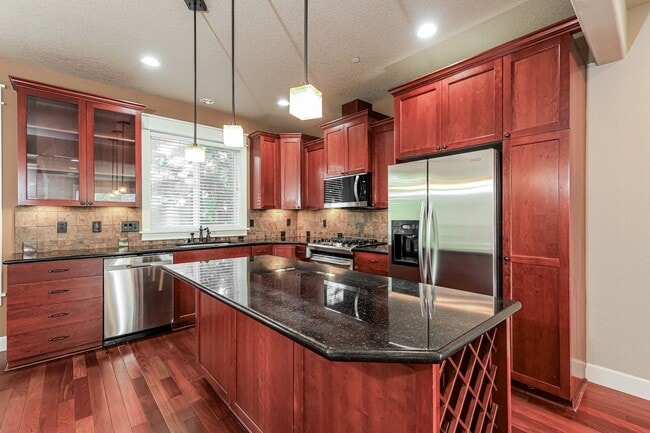 Building Photo - End unit 2BD 2.5BA + Office + Loft +  Tri Level Townhouse w/Garage + AC + Balcony + Washer/Dryer