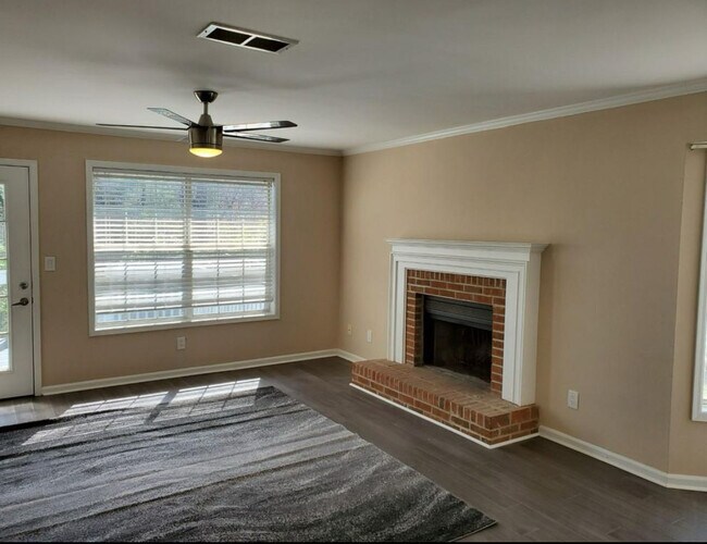 Building Photo - 5040 Laurel Bridge Dr SE
