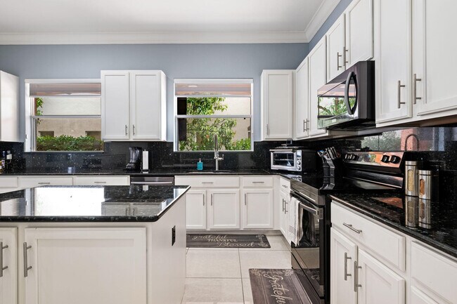 Building Photo - 658 Cresta Cir