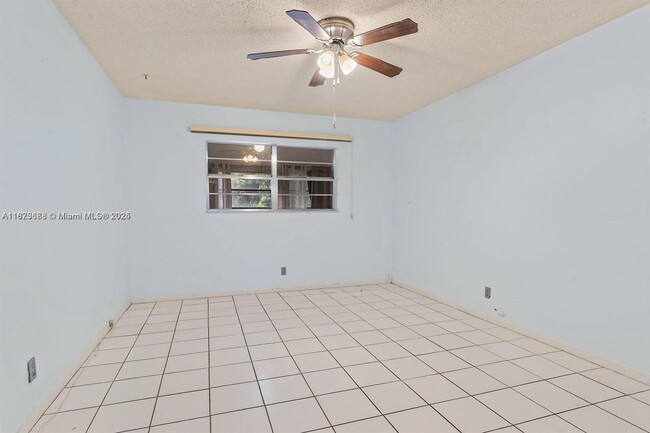 Building Photo - 5011 W Oakland Park Blvd