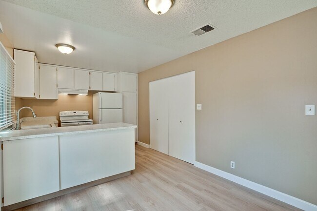 Building Photo - Remodeled 2 Bed 1 Bath Condo!