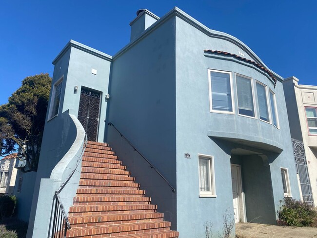 Building Photo - Epic REA - Spacious Light-filled Corner House 4BD/ 2BA