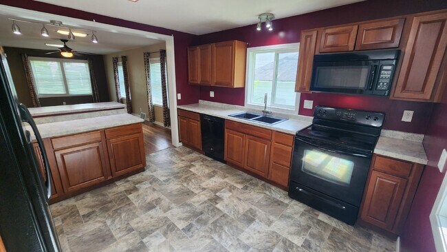 Building Photo - 3 Bedroom, 2 Bathroom House - Available May 1st with early move-in possible!