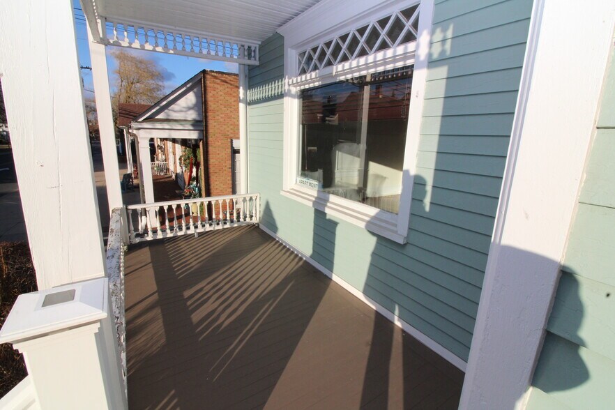 Building Photo - 16 Main St