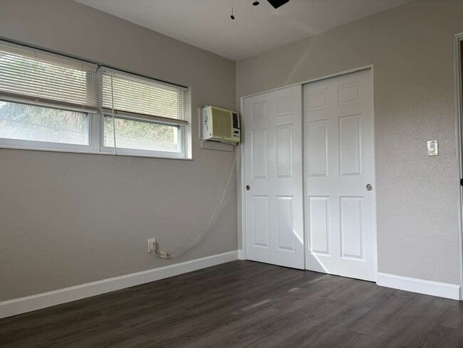 Building Photo - P233 - Lynd #9