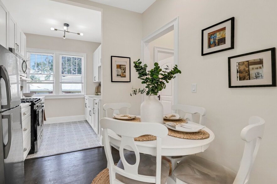 2Z2A3929 - 2738 Riverside Ave