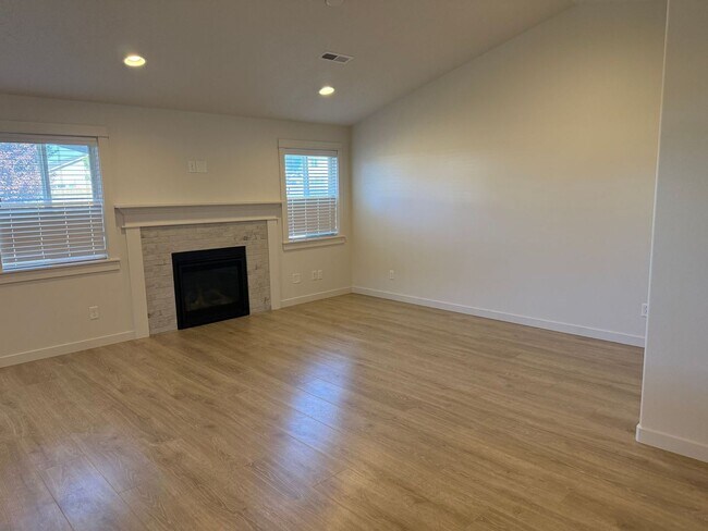 Building Photo - 3 Bedroom / 2 Bathroom in NW Redmond OR