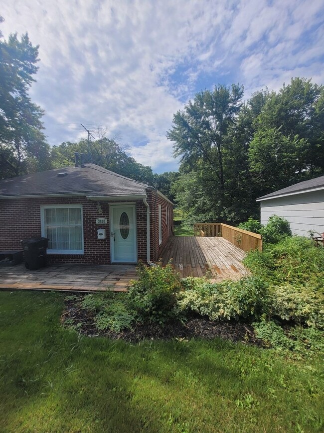 Building Photo - Great two bedroom duplex on Urbandale Avenue!