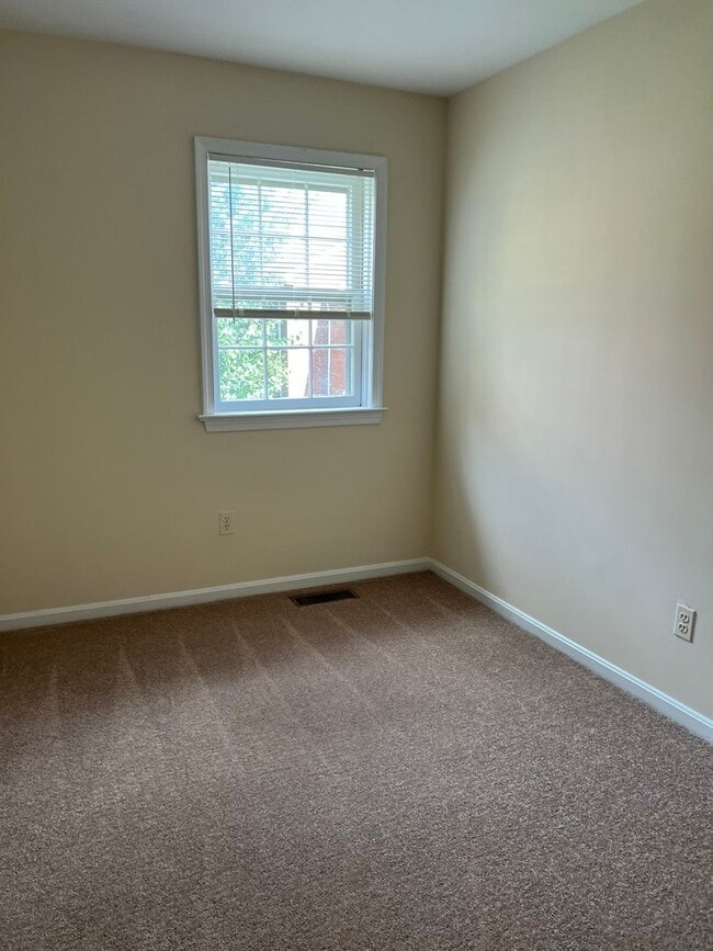 Building Photo - Wonderful end unit in Downtown Bethesda, 1 Mi. to Bethesda Metro